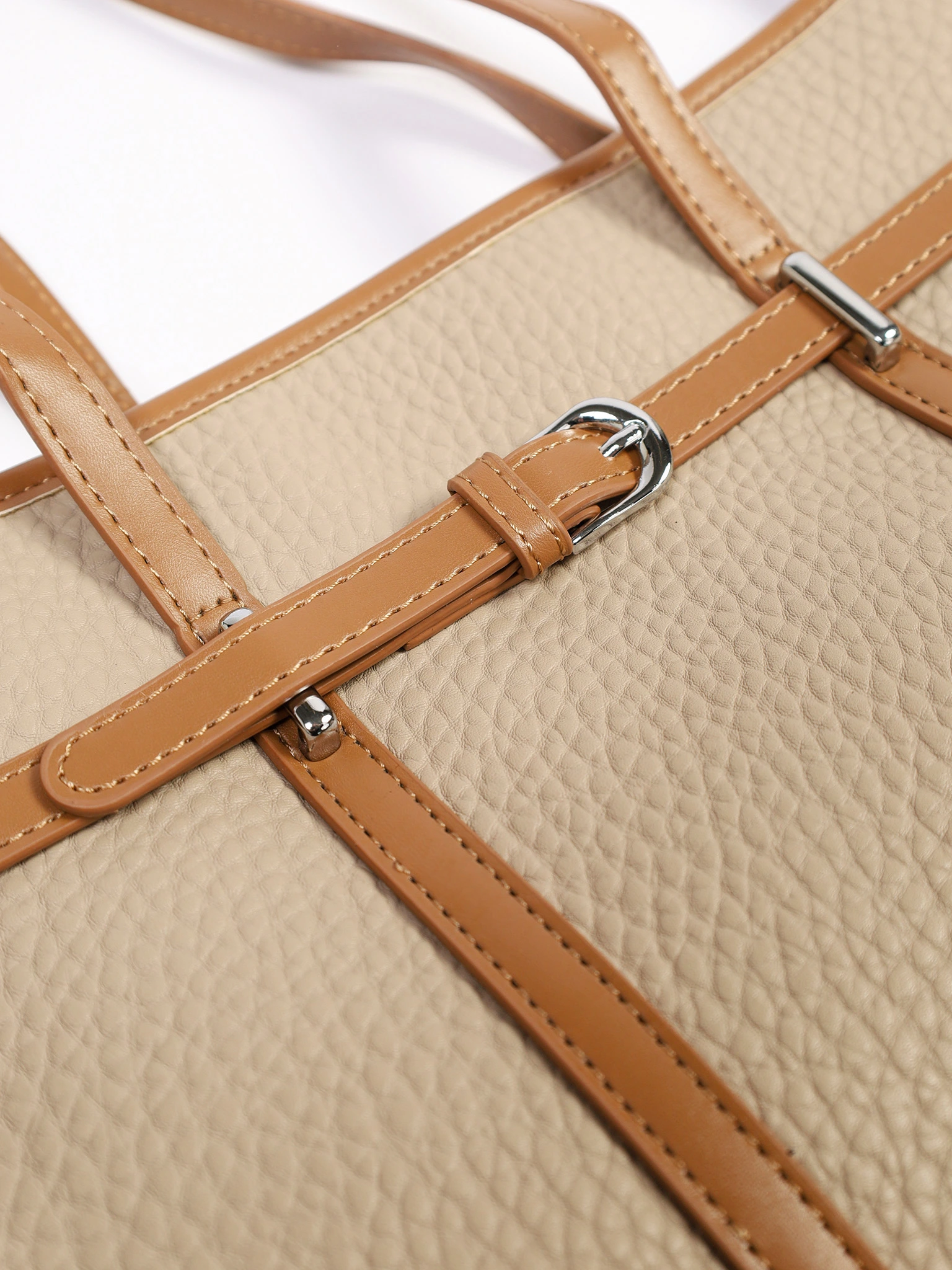 Сумка-тоут с контрастными ручками и ремешком с пряжкой в ассортименте